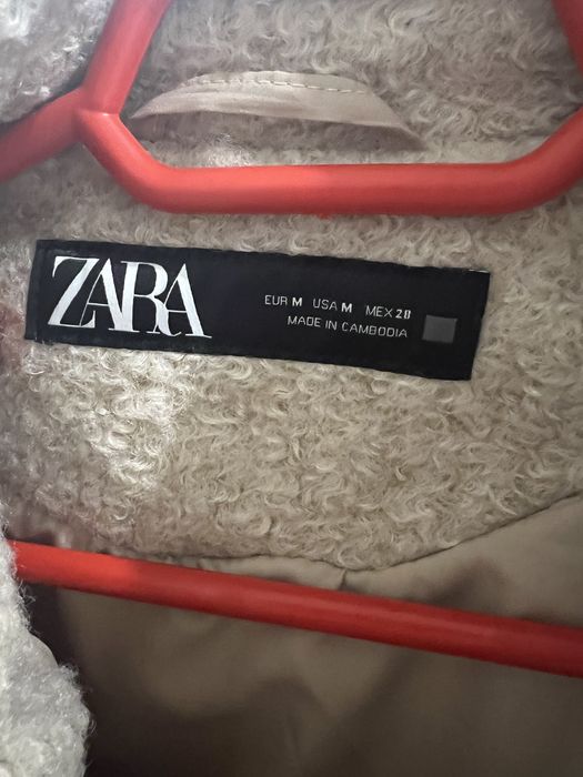 Палтенце Зара с дълбоки и функционални джобове