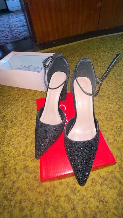 Продават се черни токчета.