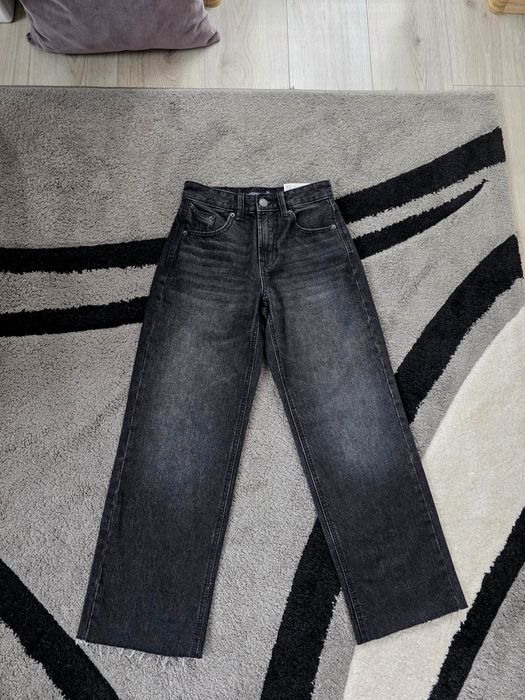 Нови дънки Stradivarius 
с етикет 
Размер 32 / 10-12г
-талия 32