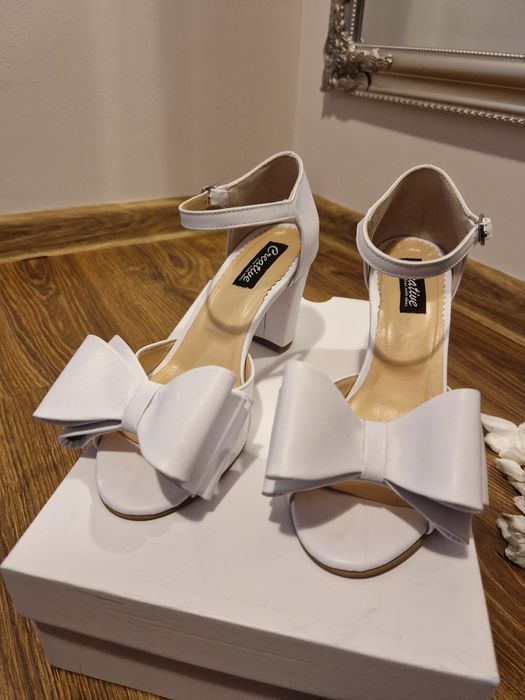 Vând sandale de mireasă