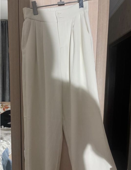 Брюки цвета айвори