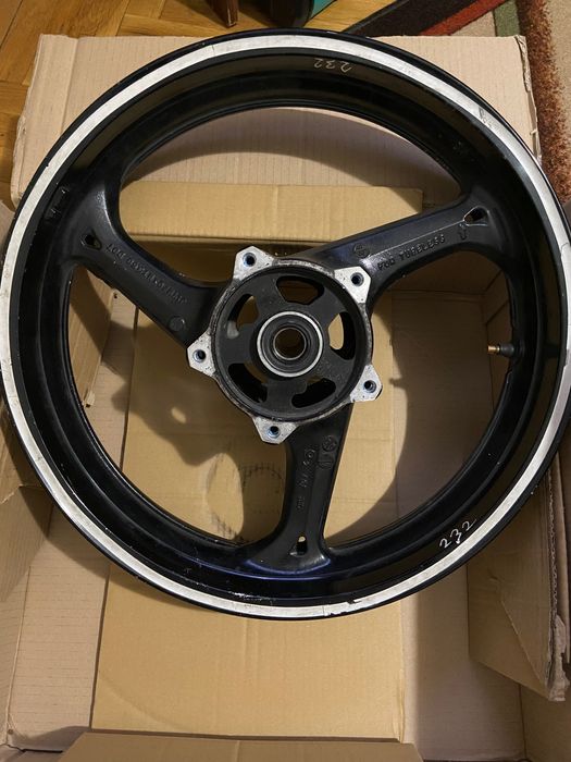 Suzuki GSR на части