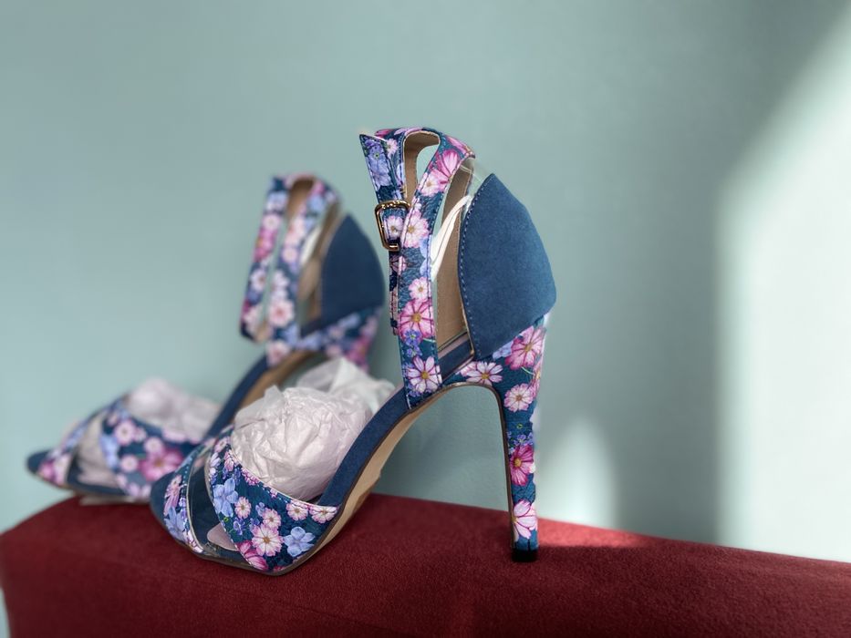 Едем Обувки с Висок Ток Аксел/Edem High Heel Sandals Axel Accessories