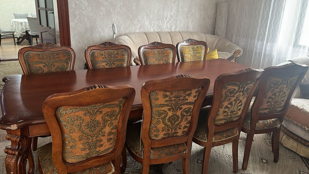 Стол со стульями