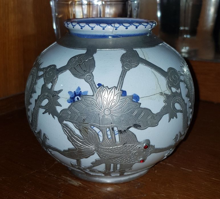 Кувшин Драконы и Рыбы ползающие по кувшину