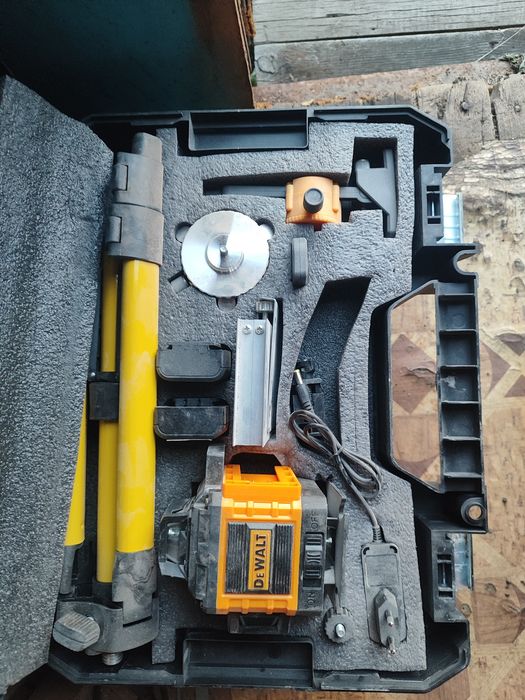 Лазерный уровень осепостроитель DeWalt 3D (12 линий) со штативом