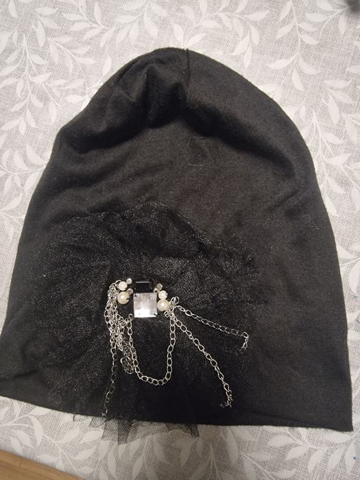 Дамска шапка с камъни