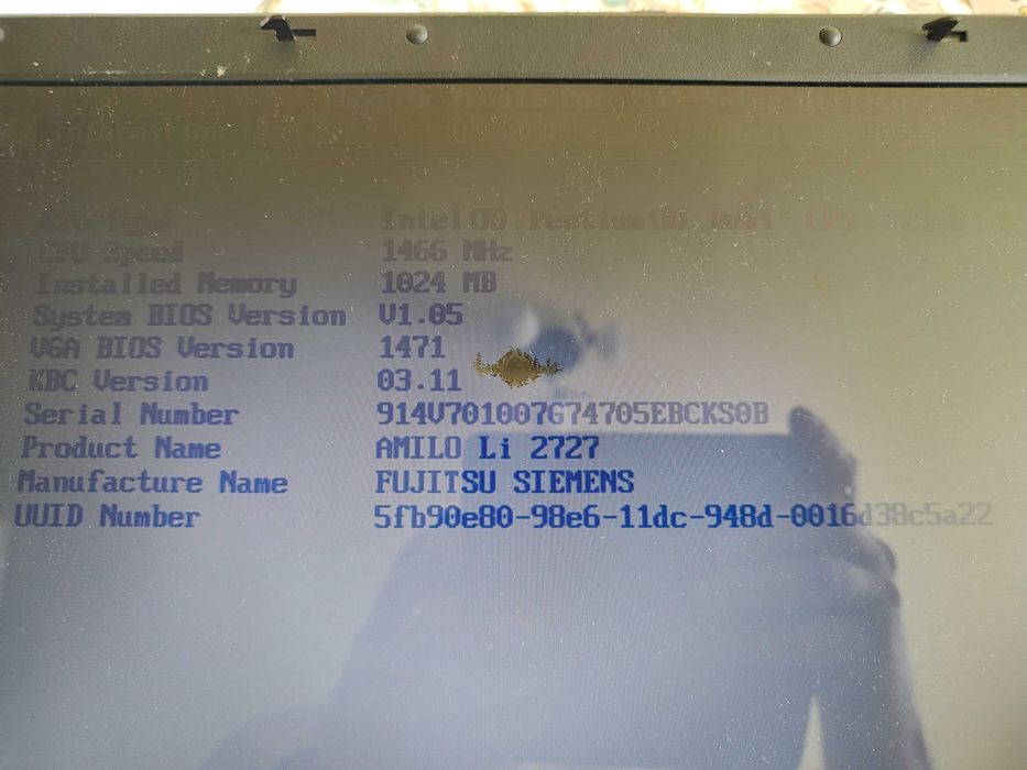 Laptop Fujitsu ecran cu pata pe el