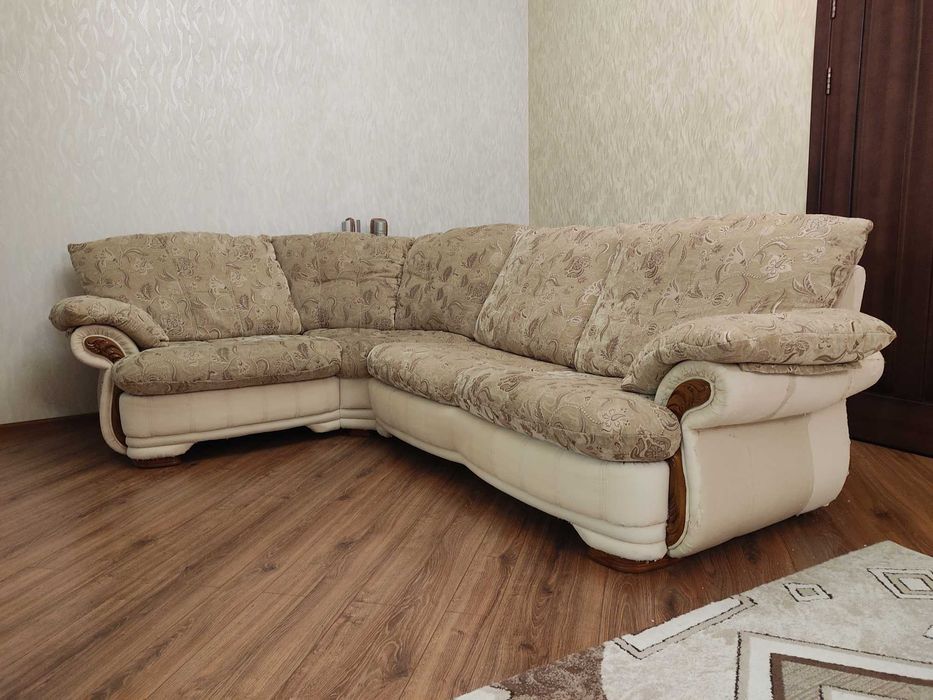 Продам угловой диван с креслом