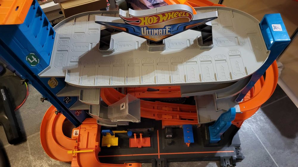 HotWheels гараж за колички и писти