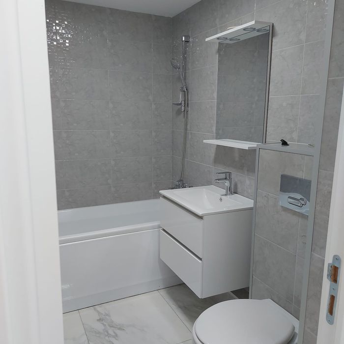 Inchiriez apartament cu 2 camere,decomandat