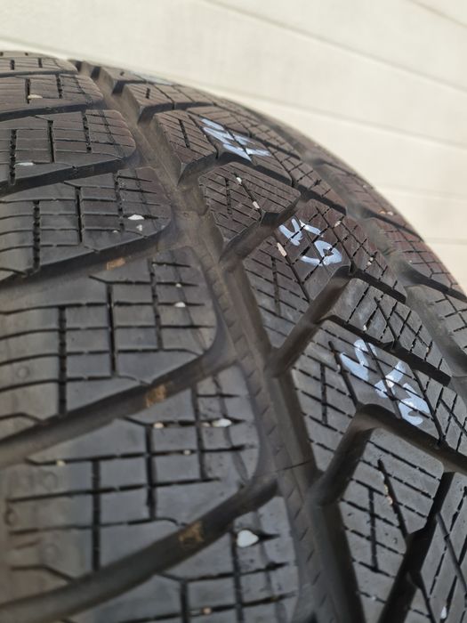 Зимни гуми 4 броя PIRELLIScorpion 215 65 R17 дот 1818