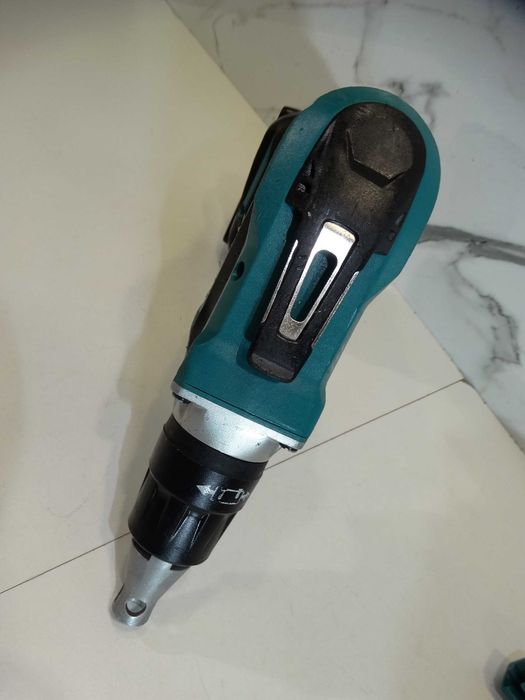 Makita DFS452 + магазин  - Винтоверт за гипсокартон