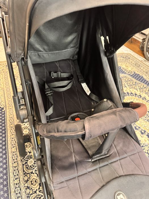 Коляска черная стоит в Каскелене
