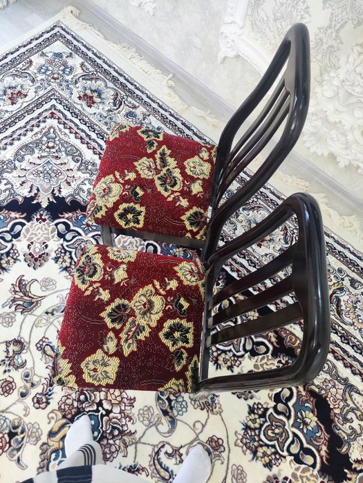 Стул сделанный из ореха