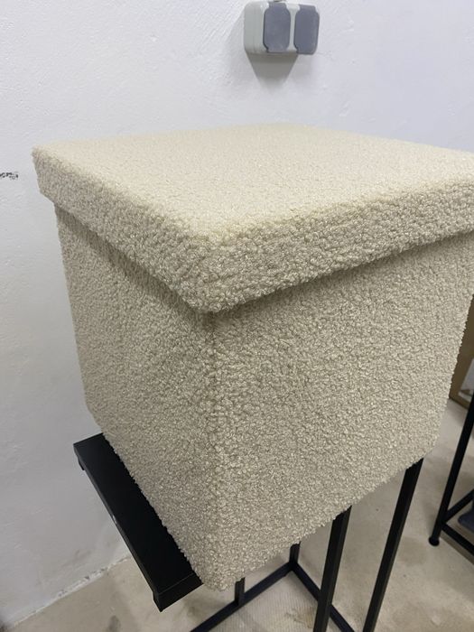 Малка табуретка с място за съхранение