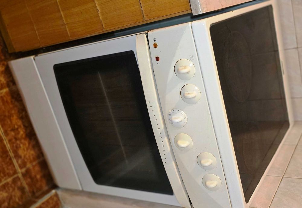 Готварска печка Gorenje с керамичен плот и с вентилатор