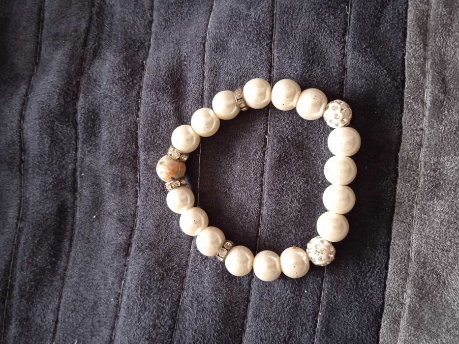 Дамска перлена гривна с камък