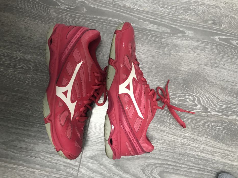 adidasi mizuno wave hurricane 3