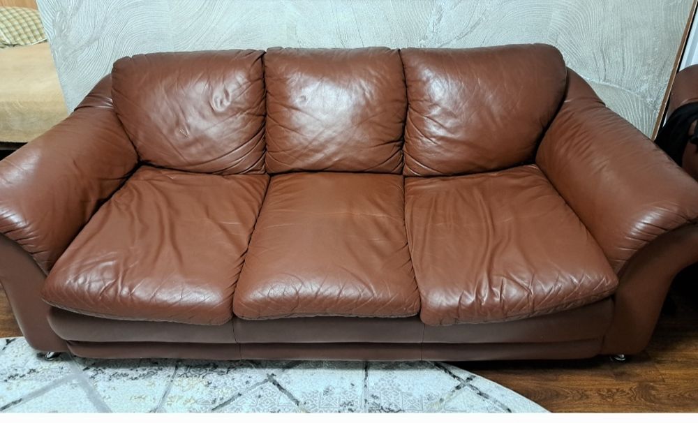 Кожаный раскладной диван