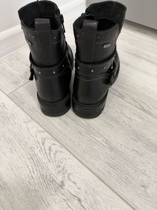 Cizme marimea 34 in state buna