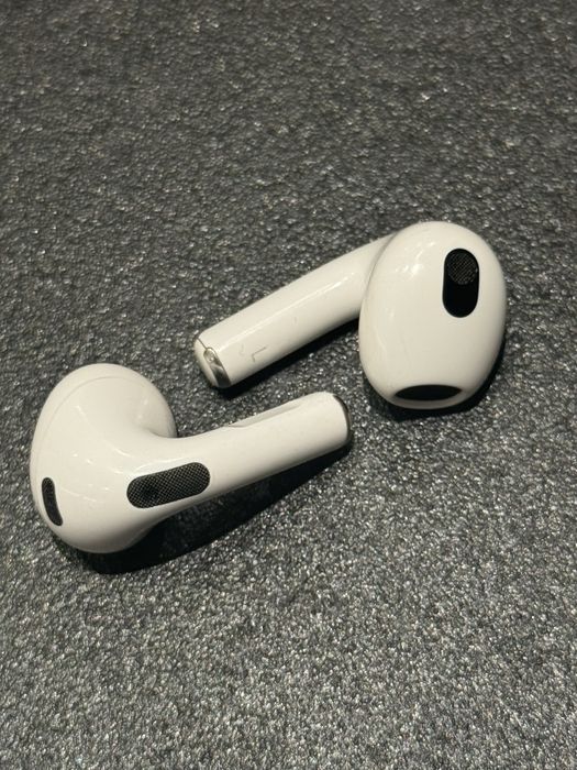 Продам правое и левое ухо Airpods 3