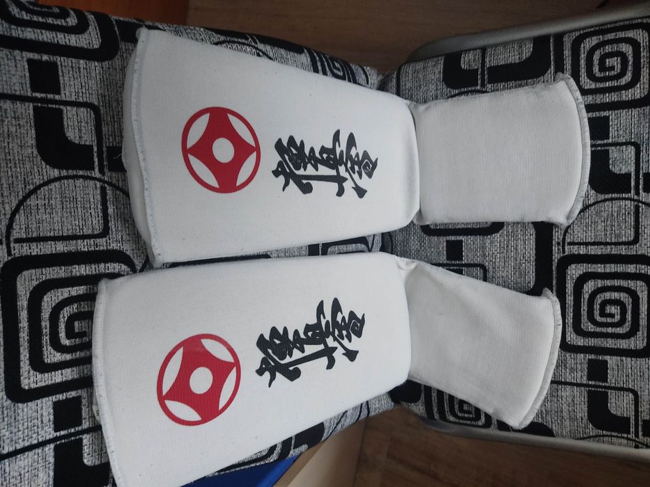 Шлем для карате и щитки на ноги