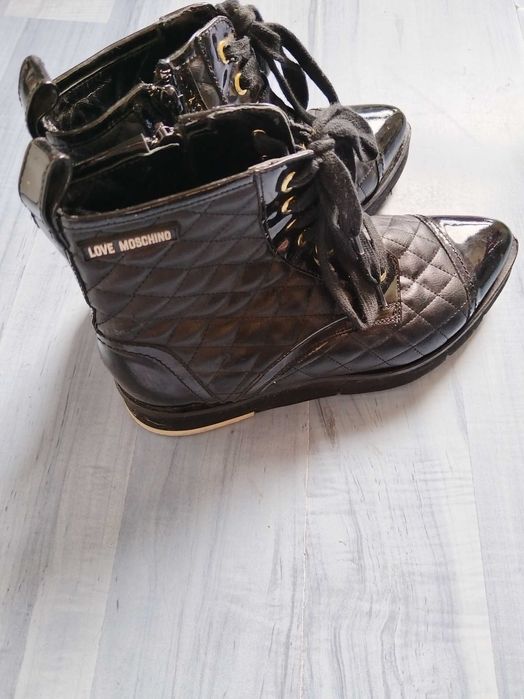 Оригинални боти на Love Moschino