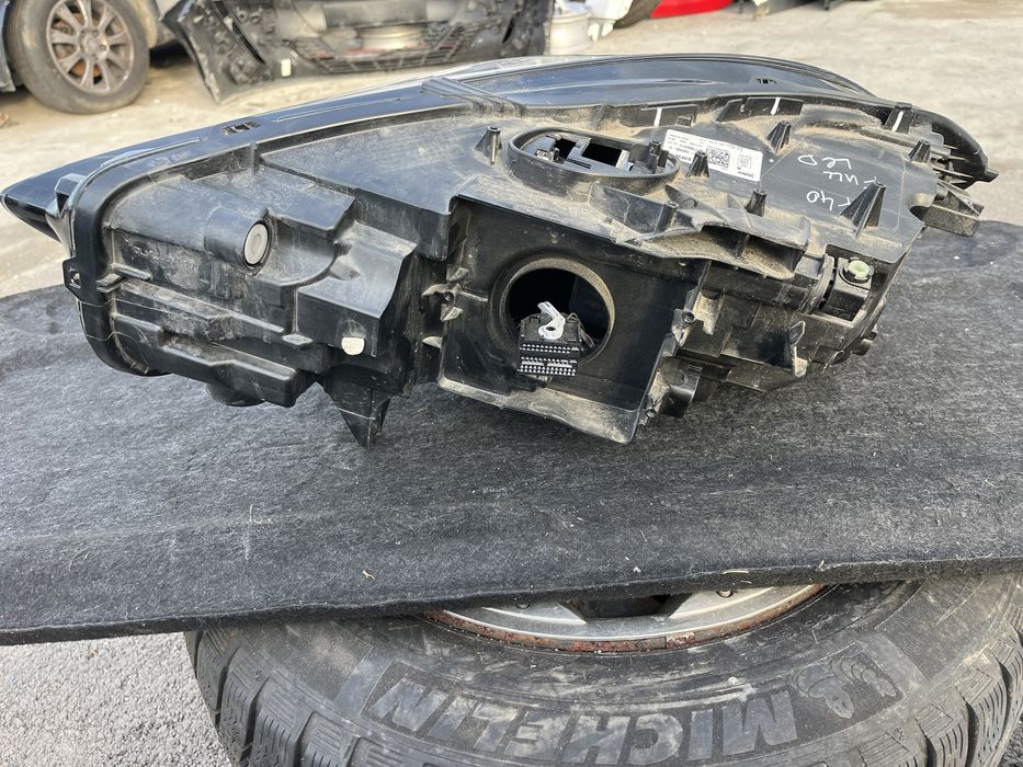 2 броя десен и 2 броя ляв фар BMW 1 F40 2020-