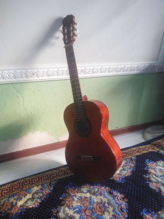 Gitara sotiladi holat yaxshi