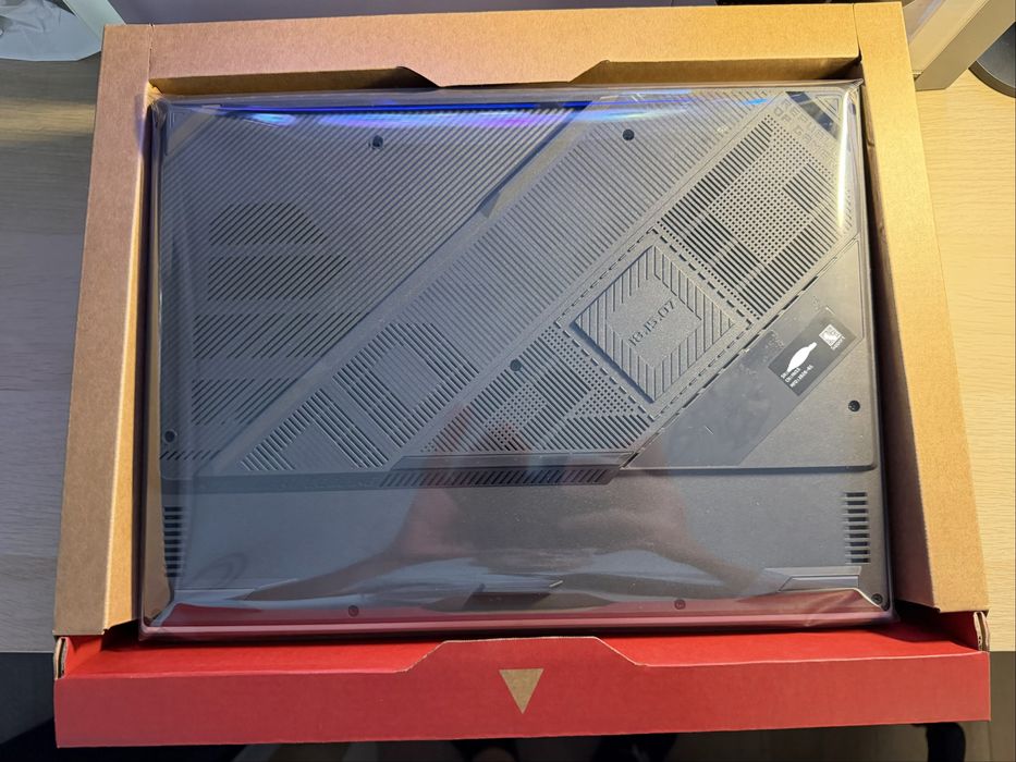 [NOU, 0 ore] Laptop Gaming Asus ROG Strix G16 Ryzen 9 8940HX 32/1T RTX5080 16" 240Hz