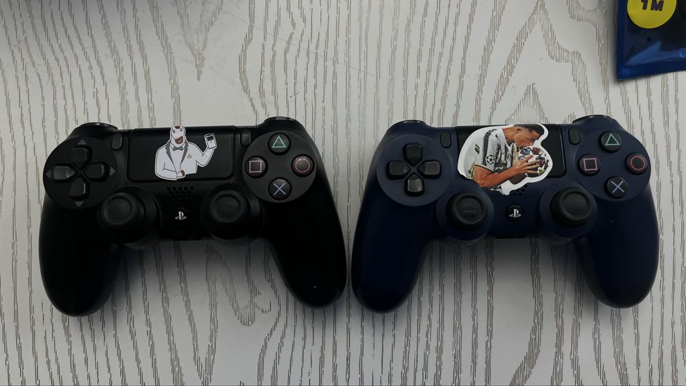Продаеться Play Station 4 есть два геймпада и 9 игр