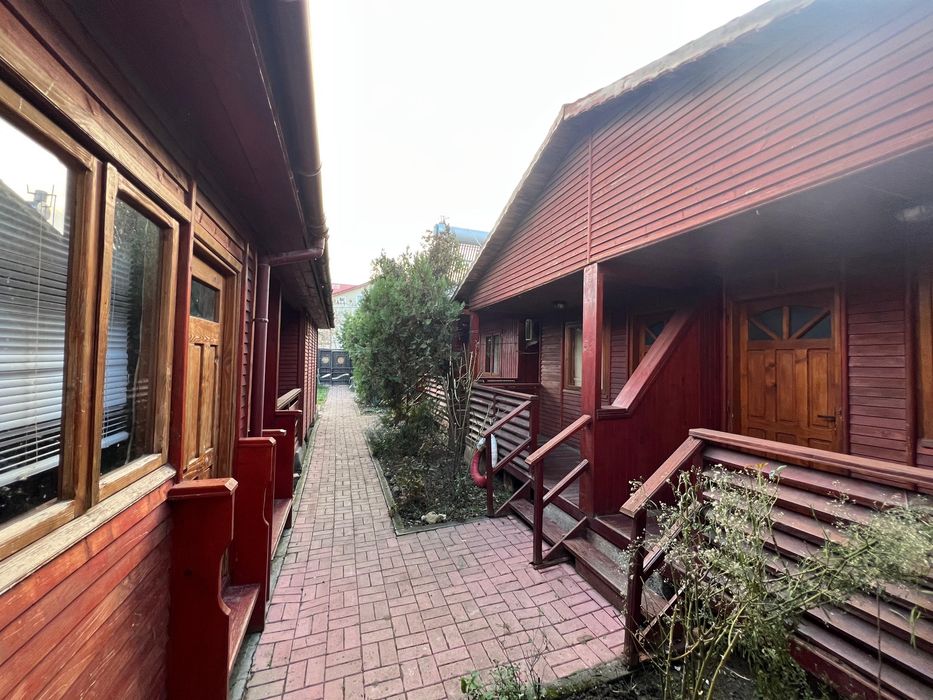 Inchiriez 8 casute din lemn pe partea cu marea in Mamaia Nord