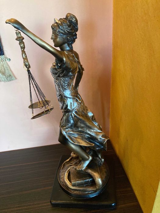 статуетка Темида