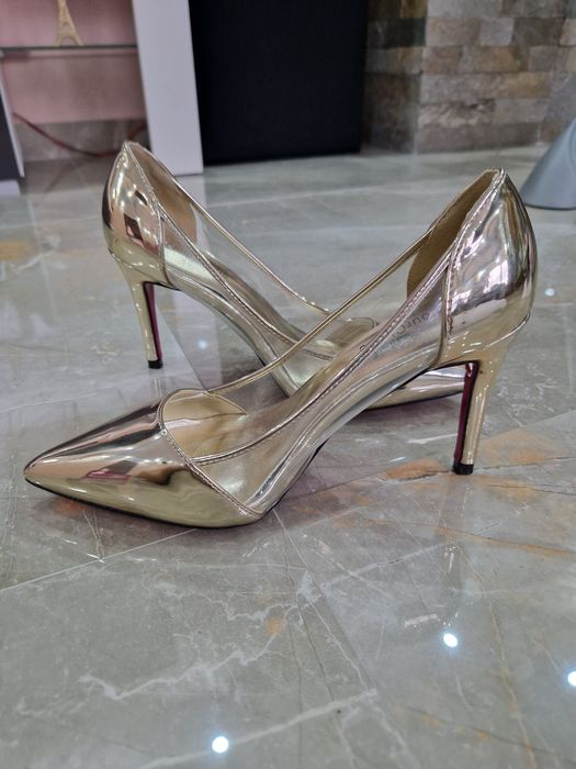 Pantofi cu toc aurii