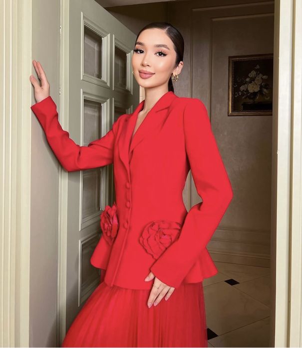 Красный пиджак с юбкой