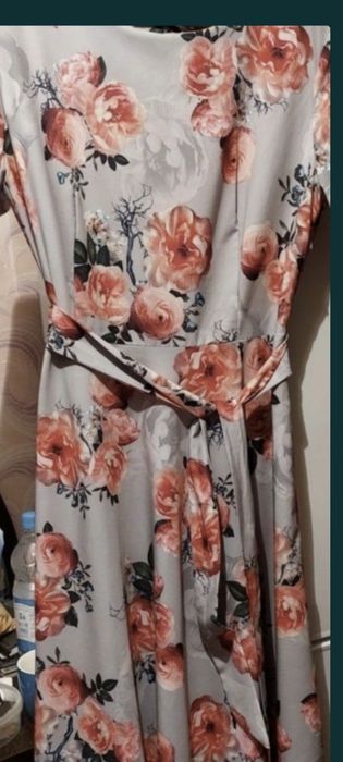 Продам 8 разных платьев.