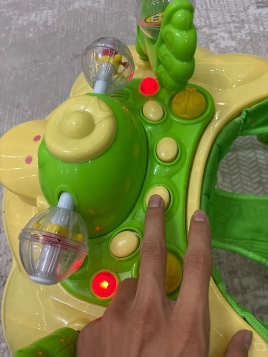 Ходунок с музыкальными игрушками