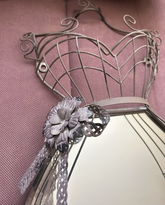 Огледало във формата на рокля