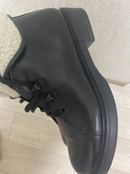 Продам женские ботинки