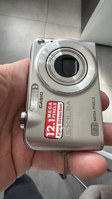 Vand aparat foto digital Casio , imprima data pe poza .