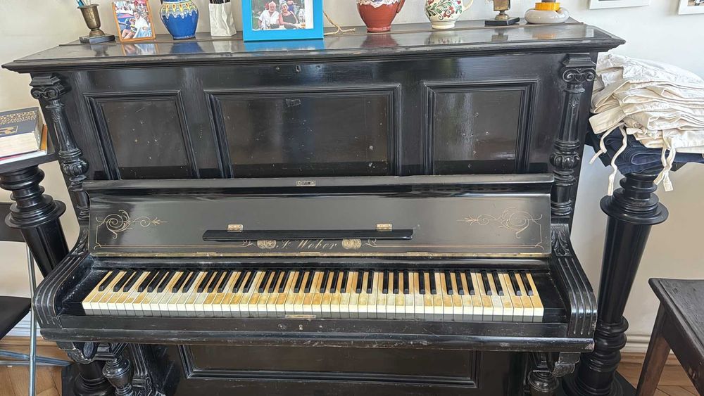 Pianina veche J. Weber - dezacordat si frumos decor