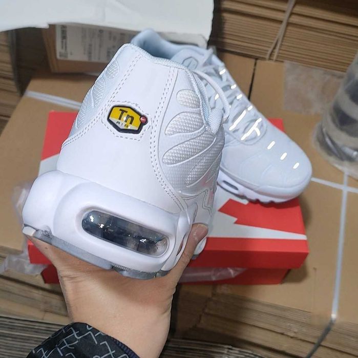 Лично продавам Nike Air Max Tn Plus Triple White размери - 36 37 38 39 40 41 42 43 44 45 46