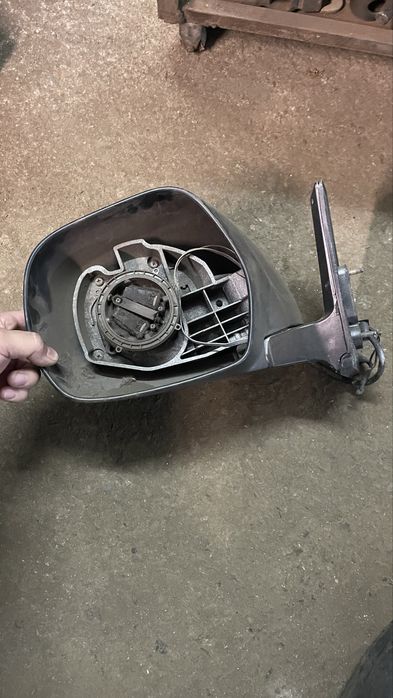 Левое зеркало