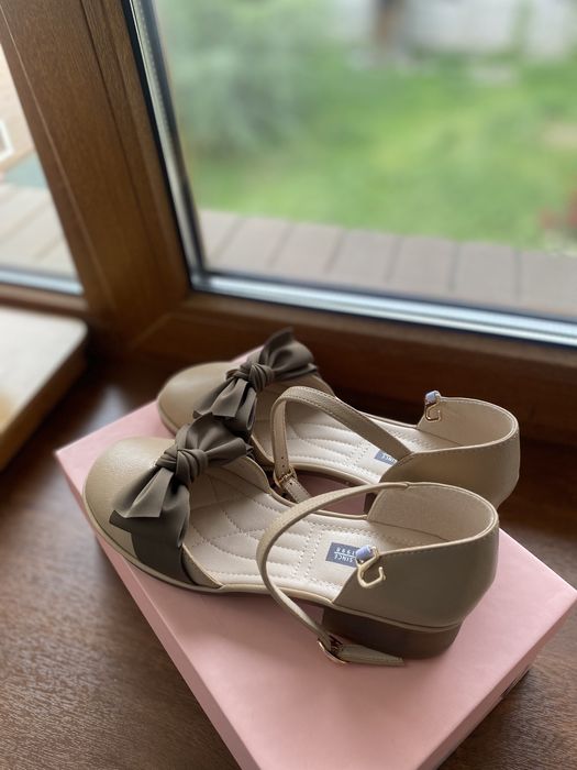 Босоножки бренда Josiny