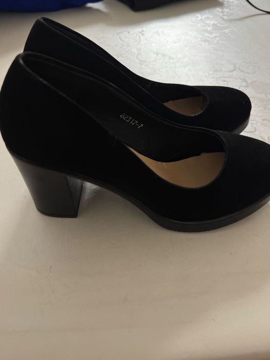 Черные замшевые туфли