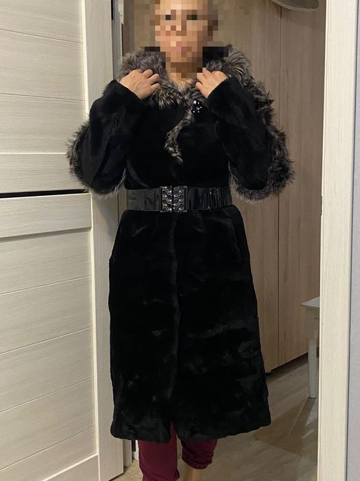 Шуба мутоновая с песцовыми вставками