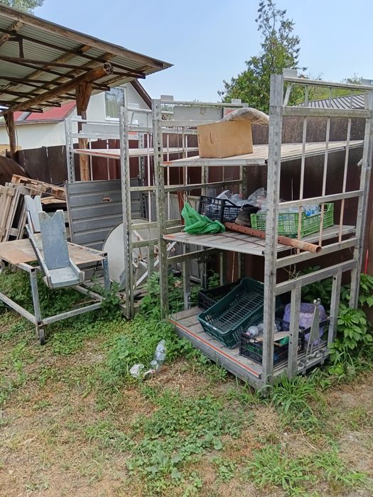 vind soba veche emailata și containere metal