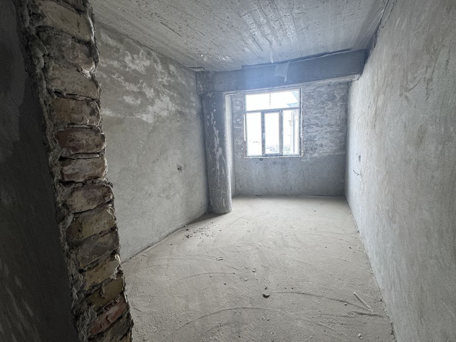 Ibn Sino koʻchasida 106 kv.mlik kvartira sotiladi 45000$