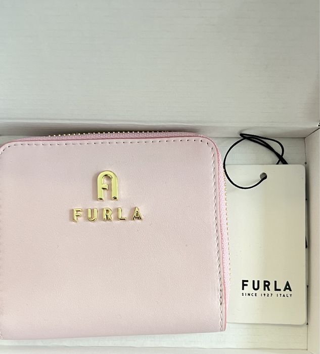 Последен модел Furla Camelia портмонета в 2 размера. Нови,с етикети!